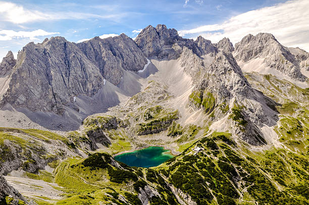 lago drachensee y montaña de grünstein - el tyrol, austria - austria mountain panoramic ehrwald fotografías e imágenes de stock