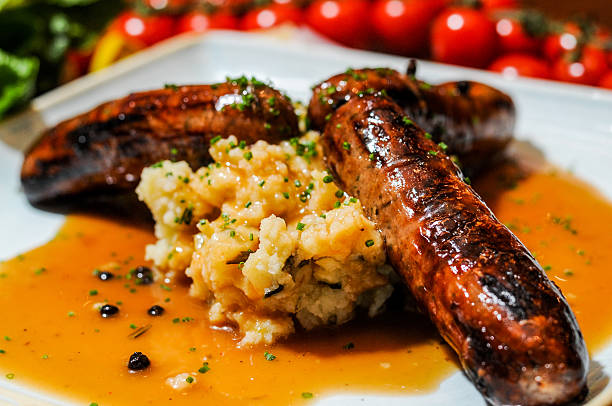 cumberland sausage and mash with gravy - sausage food mash grilled imagens e fotografias de stock