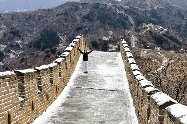 young woman on the great wall of china with snow - simatai imagens e fotografias de stock