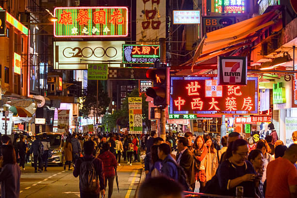 hong kong straßenszene mit neonschildern in der nacht - hong kong billboard asia china stock-fotos und bilder