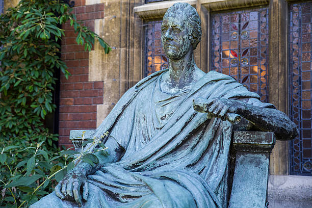 estatua de william pitt el joven en cambridge - university courtyard uk cambridge fotografías e imágenes de stock