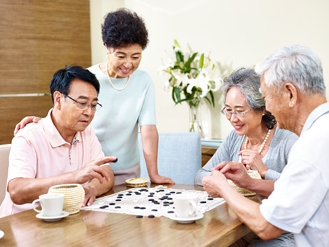 Personas mayores jugando Weiqi en casa photo