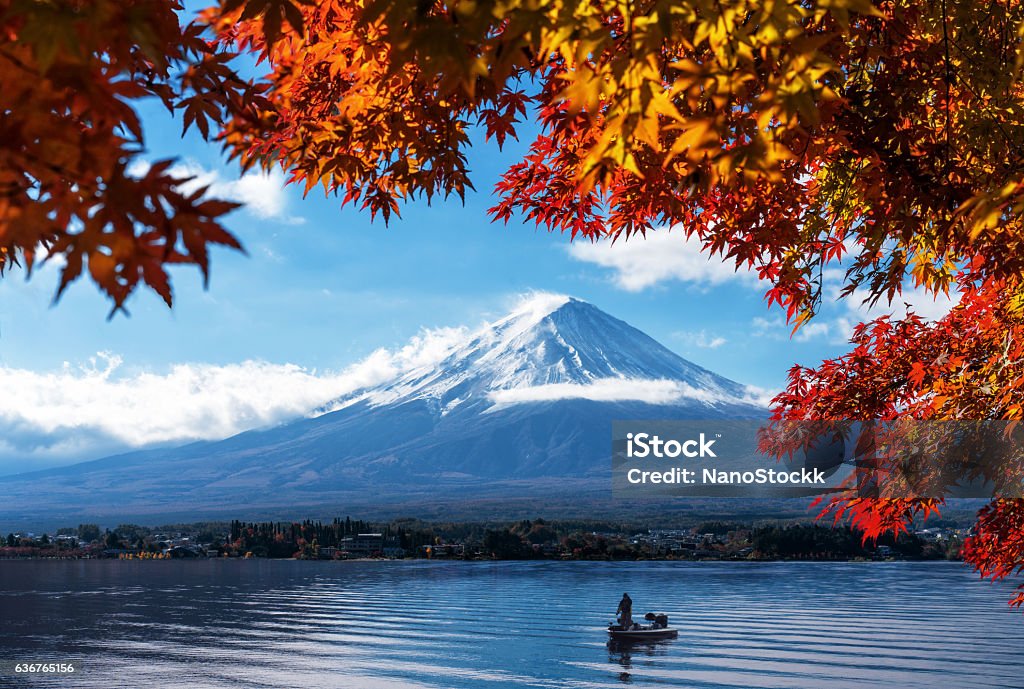 Monte Fuji en vista de otoño desde el lago Kawaguchiko - Foto de stock de Japón libre de derechos