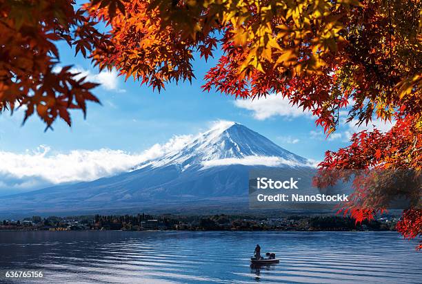 Monte Fuji En Vista De Otoño Desde El Lago Kawaguchiko Foto de stock y más banco de imágenes de Japón