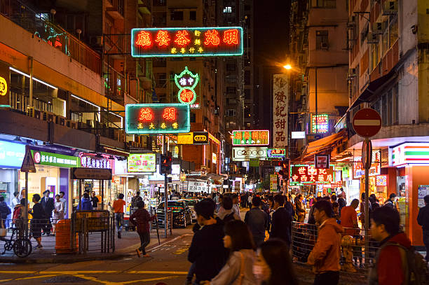 夜にネオンサインを持つ香港のストリートシーン - crowd kowloon peninsula multi colored ストックフォトと画像