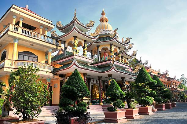 буддийская пагода (нуи кау), тай нинь, недалеко от хохиминха, вьетнам - caodaiism стоковые фото и изображения