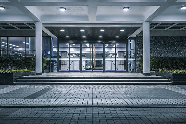 porte de bâtiment moderne - porte entrée photos et images de collection