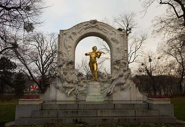 estátua de ouro do compositor strauss - vienna austria statue johann strauss statue - fotografias e filmes do acervo