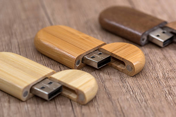 unidad flash usb de madera en el escritorio - usb cable stick usb flash drive pendrive fotografías e imágenes de stock