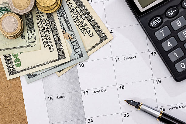納税期日と私たちお金、ペン、電卓とカレンダー。 - calendar tax april day ストックフォトと画像