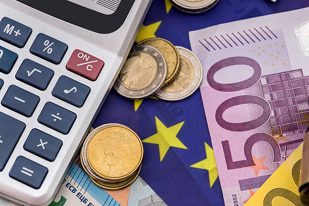 calculadora con la bandera europea en el fondo de la - currency euro symbol european union currency calculator fotografías e imágenes de stock