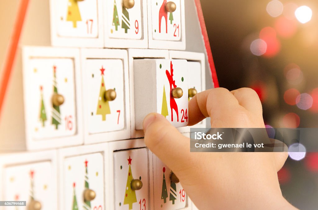 Hölzerne Adventskalender Weihnachtsbaum und Kind - Lizenzfrei Adventskalender Stock-Foto