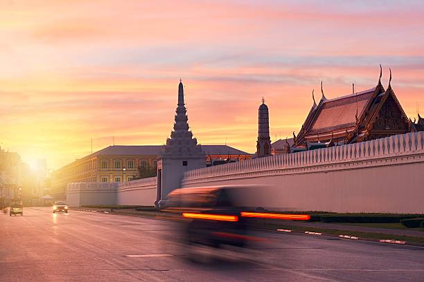 bangkok all'alba - bangkok thailand rickshaw grand palace foto e immagini stock