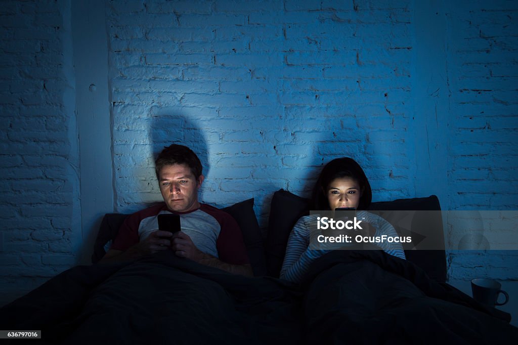 Nacht paar im Bett mit Handy-Beziehung Kommunikationsproblem - Lizenzfrei Bett Stock-Foto