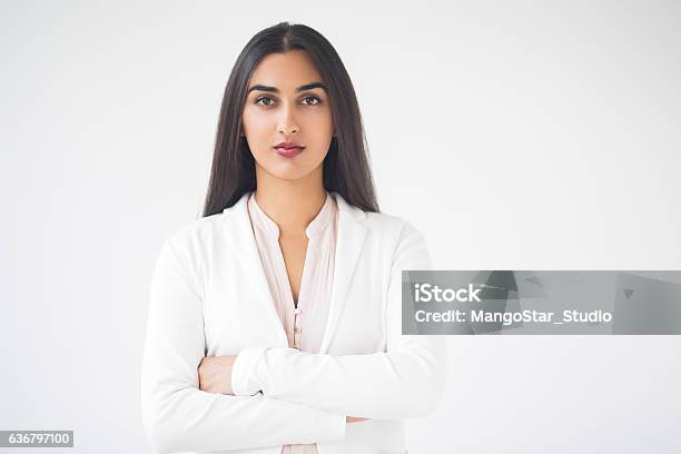 Primer Plano De La Joven Mujer India Bonita Y Confiada Foto de stock y más banco de imágenes de Serio