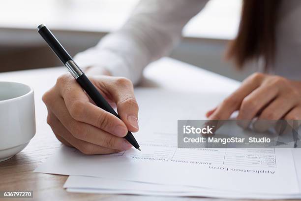 Closeup Of Woman Completing Application Form Stok Fotoğraflar & Form - Belge‘nin Daha Fazla Resimleri - Form - Belge, Başvuru Formu, Form Doldurmak