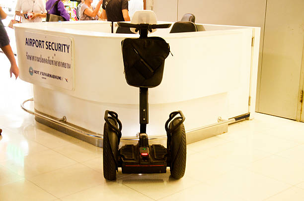 rueda de la tabla de equilibrio de scooter eléctrico inteligente - segway security staff security security guard fotografías e imágenes de stock