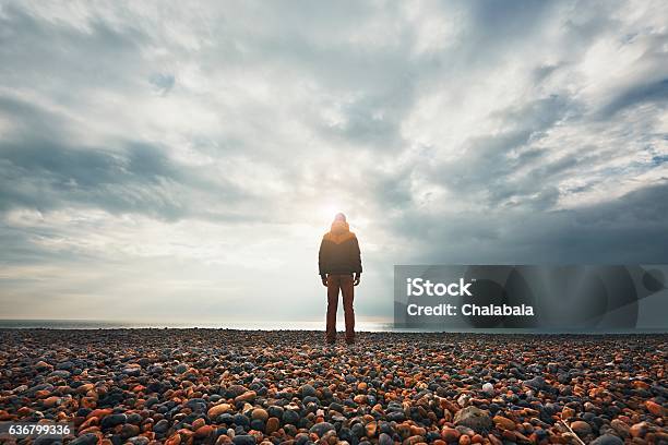 Nachdenklicher Mann Am Strand Stockfoto und mehr Bilder von Männer - Männer, Sturm, Dunkel