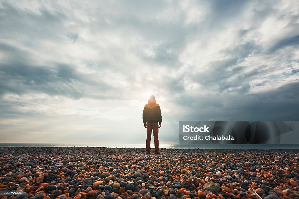 Homme pensif sur la plage - Photo de Hommes libre de droits