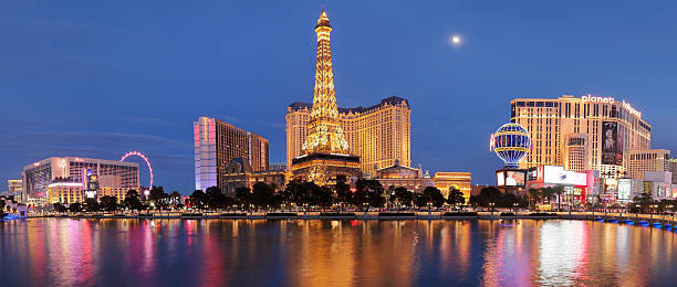 torre eiffel replica + hoteles - las vegas strip - las vegas metropolitan area skyline panoramic the las vegas strip fotografías e imágenes de stock