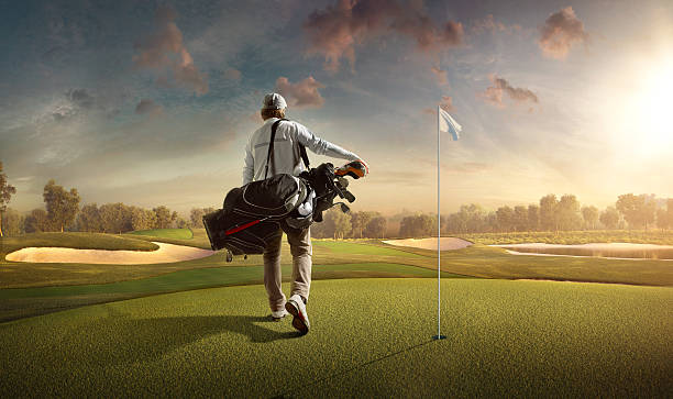golf: uomo che gioca a golf in un campo da golf - golf playing teeing off men foto e immagini stock