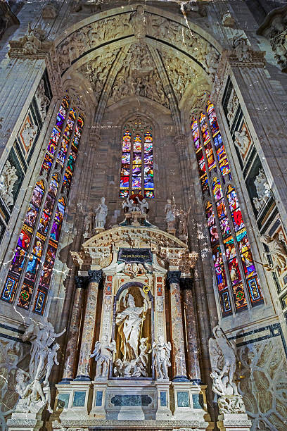 stare zdjęcie z wnętrzem w katedrze w mediolanie - view from altar zdjęcia i obrazy z banku zdjęć