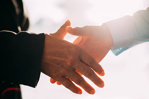 zbliżenie ludzi biznesu ręce drżenie - human hand handshake teamwork business zdjęcia i obrazy z banku zdjęć