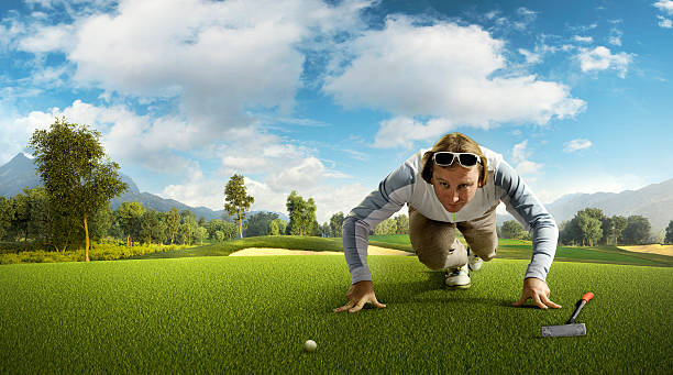 golfe: homem jogando golfe em um campo de golfe - traditional sport sports flag golf flag golf - fotografias e filmes do acervo