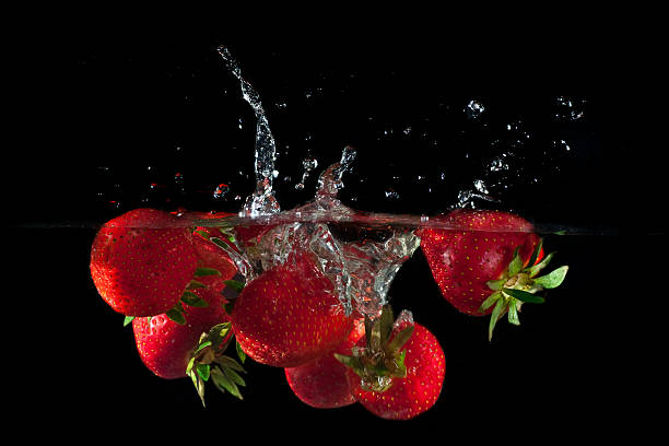 istock Strawberries splashing into water 636805424