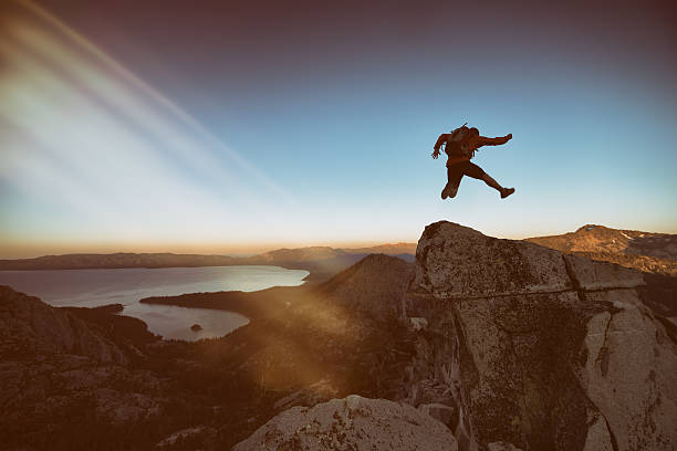 ninja tritt in die berge - conquering adversity wilderness area aspirations achievement stock-fotos und bilder