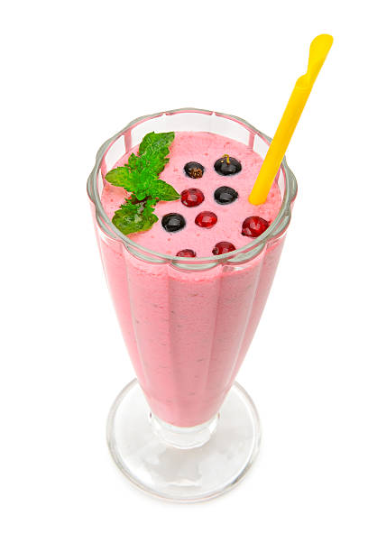 smoothies frais groseille et mûre à la menthe. - milk shake smoothie blackberry isolated photos et images de collection