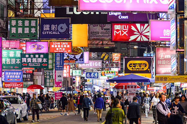 hong kong straßenszene mit neonschildern in der nacht - hong kong billboard asia china stock-fotos und bilder