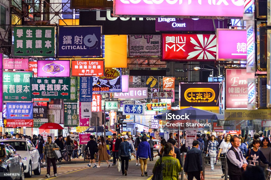 Scena di strada di Hong Kong con segni al neon di notte - Foto stock royalty-free di Hong Kong