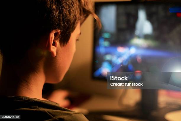 Photo libre de droit de Adolescent Accro Aux Jeux Vidéo banque d'images et plus d'images libres de droit de Console de jeu - Console de jeu, Enfant, Adolescent