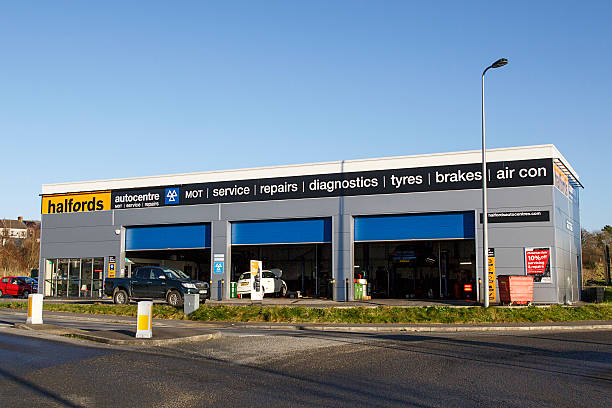 halfords - mot, wartung, - automotive repair center stock-fotos und bilder