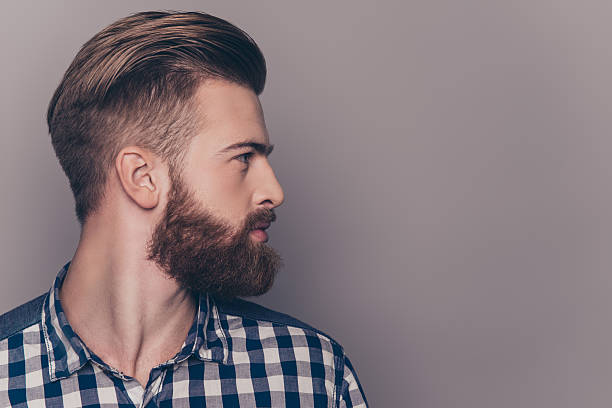 retrato con vista lateral de un joven con estilo pensando mirando hacia otro lado - barba pelo facial fotografías e imágenes de stock