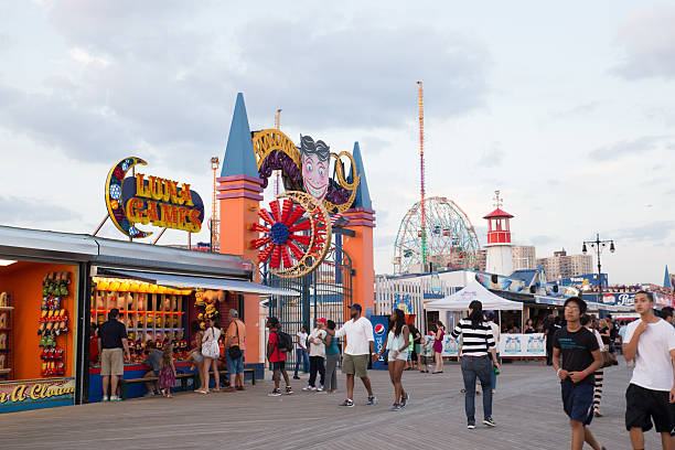 coney island boardwalk brooklyn nowy jork - ferris wheel luna park amusement park carnival zdjęcia i obrazy z banku zdjęć