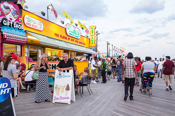 coney island boardwalk brooklyn nyc - nathans coney island new york city brooklyn stock-fotos und bilder