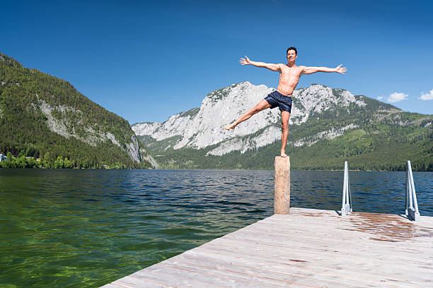 한쪽 다리의 균형, 알타우세 호수, 오스트리아 - bad aussee 뉴스 사진 이미지