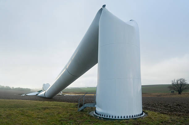 уничтожена ветровая турбина после шторма - breaking wind стоковые фото и изображения