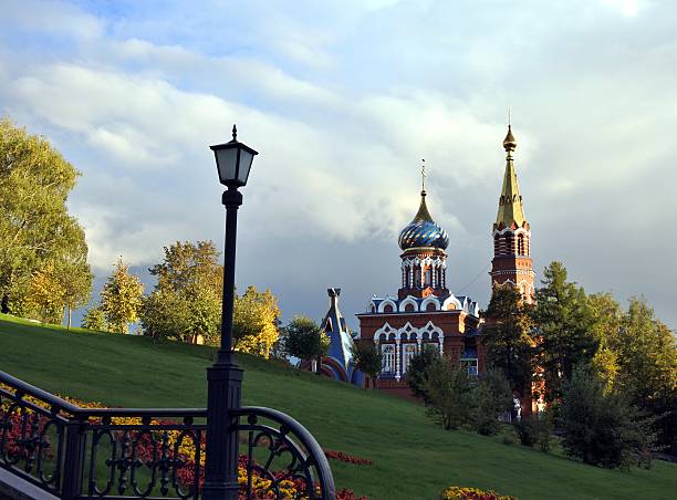 monumento de izhevsk, udmurtia, rusia - izhevsk fotografías e imágenes de stock