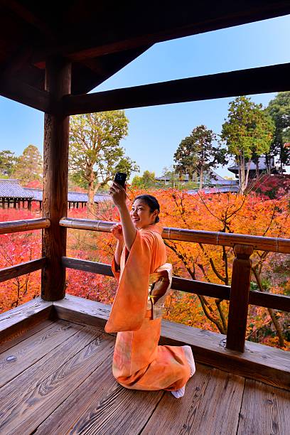 femme japonaise en kimono prenant selfie au temple tofuku-ji, kyoto - obi sash photos et images de collection