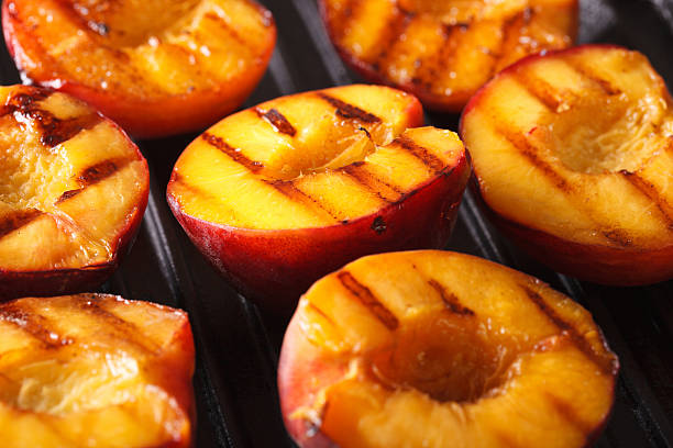 pesche fresche su grill macro. orizzontale - dessert grilled peaches peach foto e immagini stock