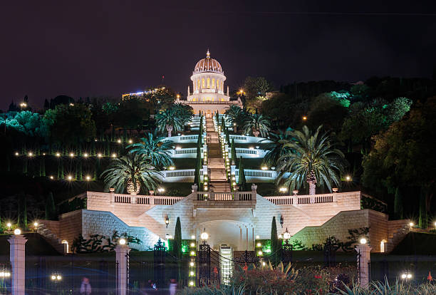 vista notturna del tempio bahai e dei giardini bahai - fountain landscaped ornamental garden flower bed foto e immagini stock