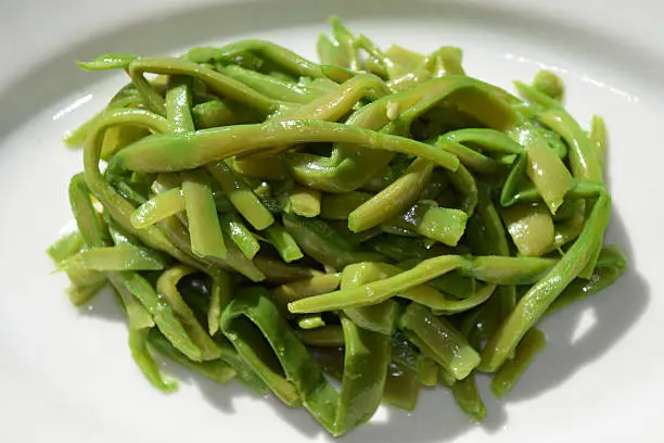 steamed french beans seasoned with olive oil