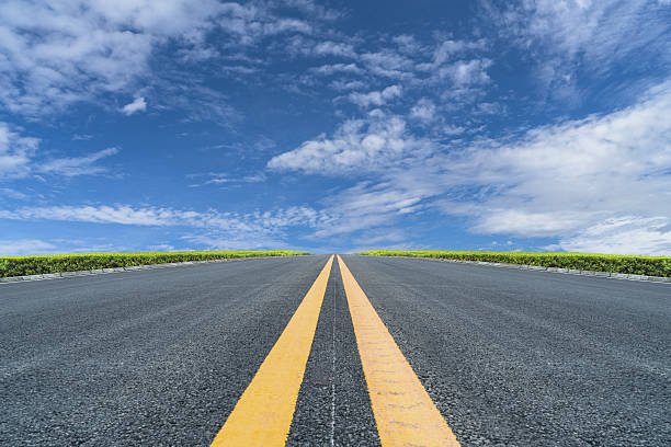 strada verso il futuro - asphalt road street dividing line foto e immagini stock