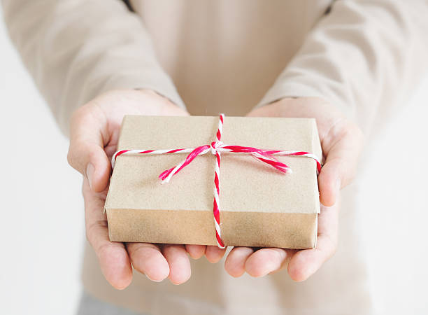 istock Male hand holding gift box on hand 636854360