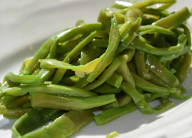 steamed green beans seasoned with olive oil