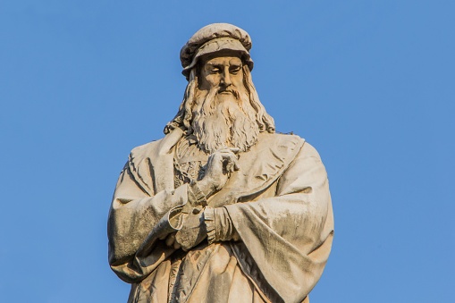 Estatua de Leonardo da Vinci en MIlan photo