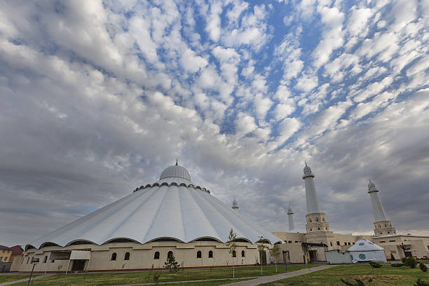 mosquée sheikh khalifa à shymkent, kazakhstan - monotheist photos et images de collection